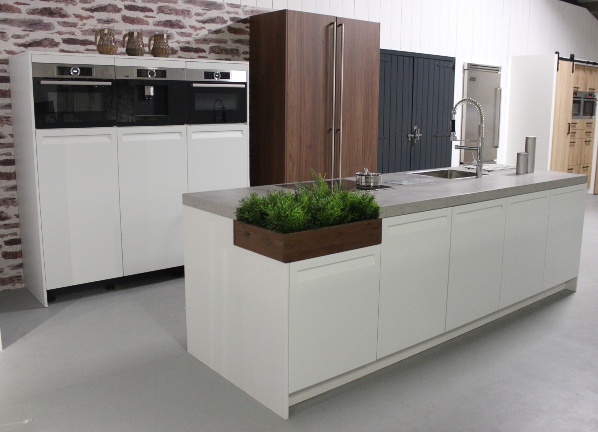 Witte moderne keuken van hout
