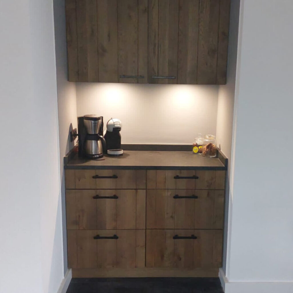 Kitchenette van hout / koffiehoek