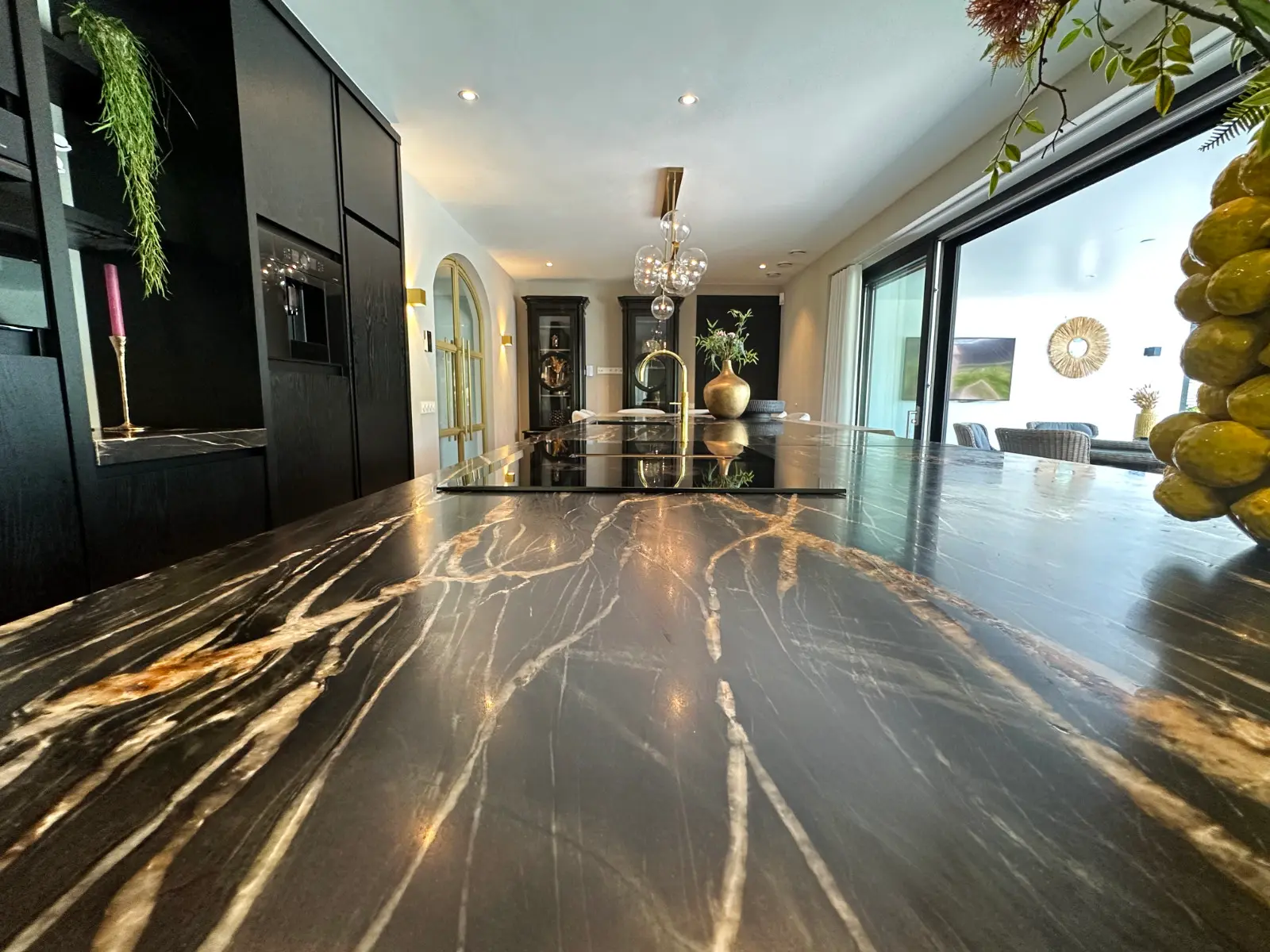 Schitterend granieten blad met gouden accenten