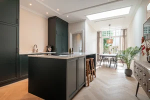 Keuken van hout ambachtelijk gemaakt