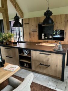 Robuuste & een industriele keuken uitgevoerd met ijzeren poten.3